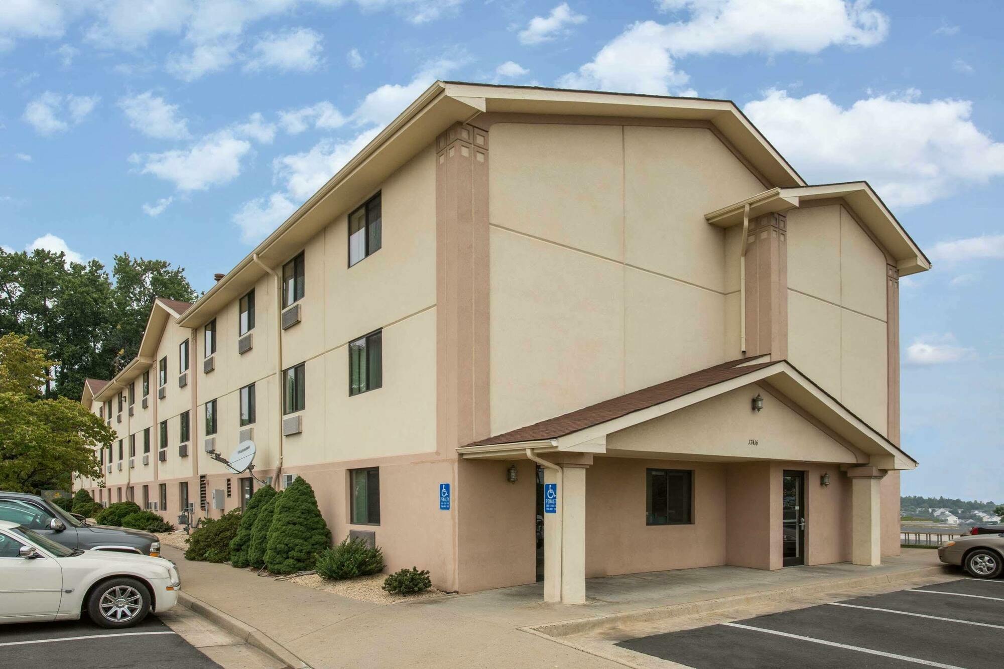 Super 8 By Wyndham Dumfries/Quantico Otel Dış mekan fotoğraf